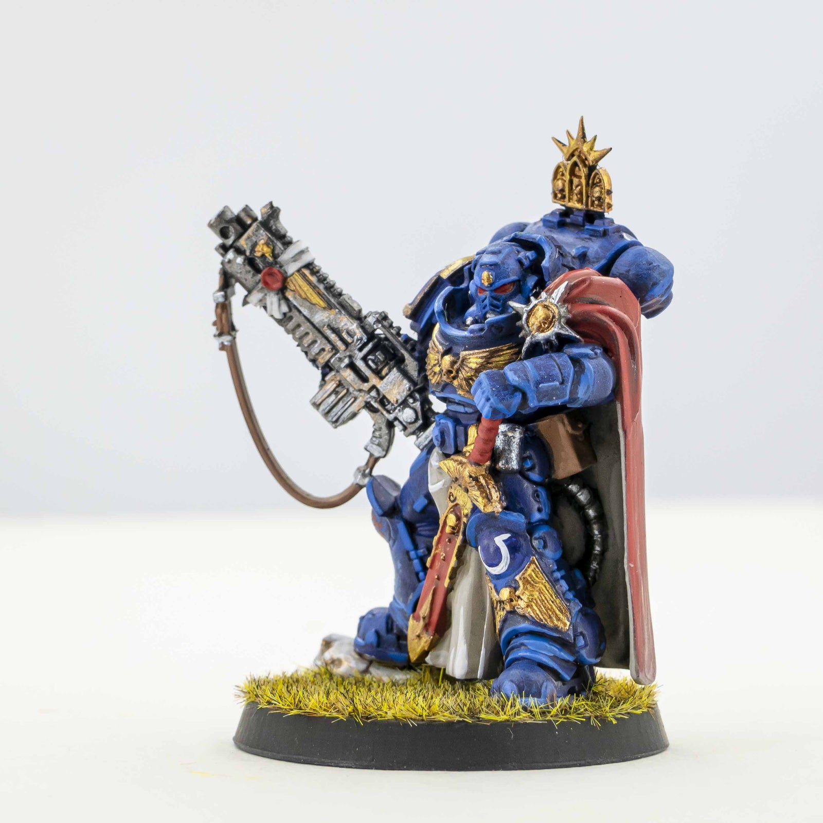 Painted Painted Captain with Master-crafted Heavy Bolt Rifle