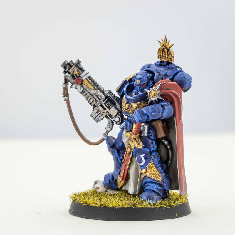 Painted Captain with Master-crafted Heavy Bolt Rifle MinisKeep 