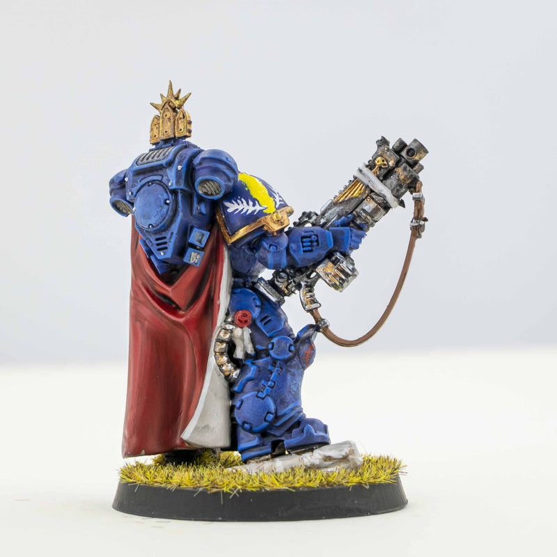 Painted Captain with Master-crafted Heavy Bolt Rifle MinisKeep 